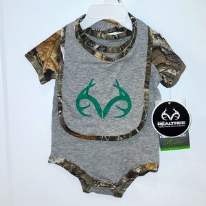 RealTree by Colosseum | Infant boys camo bodysuit and bib set | 3-6 months